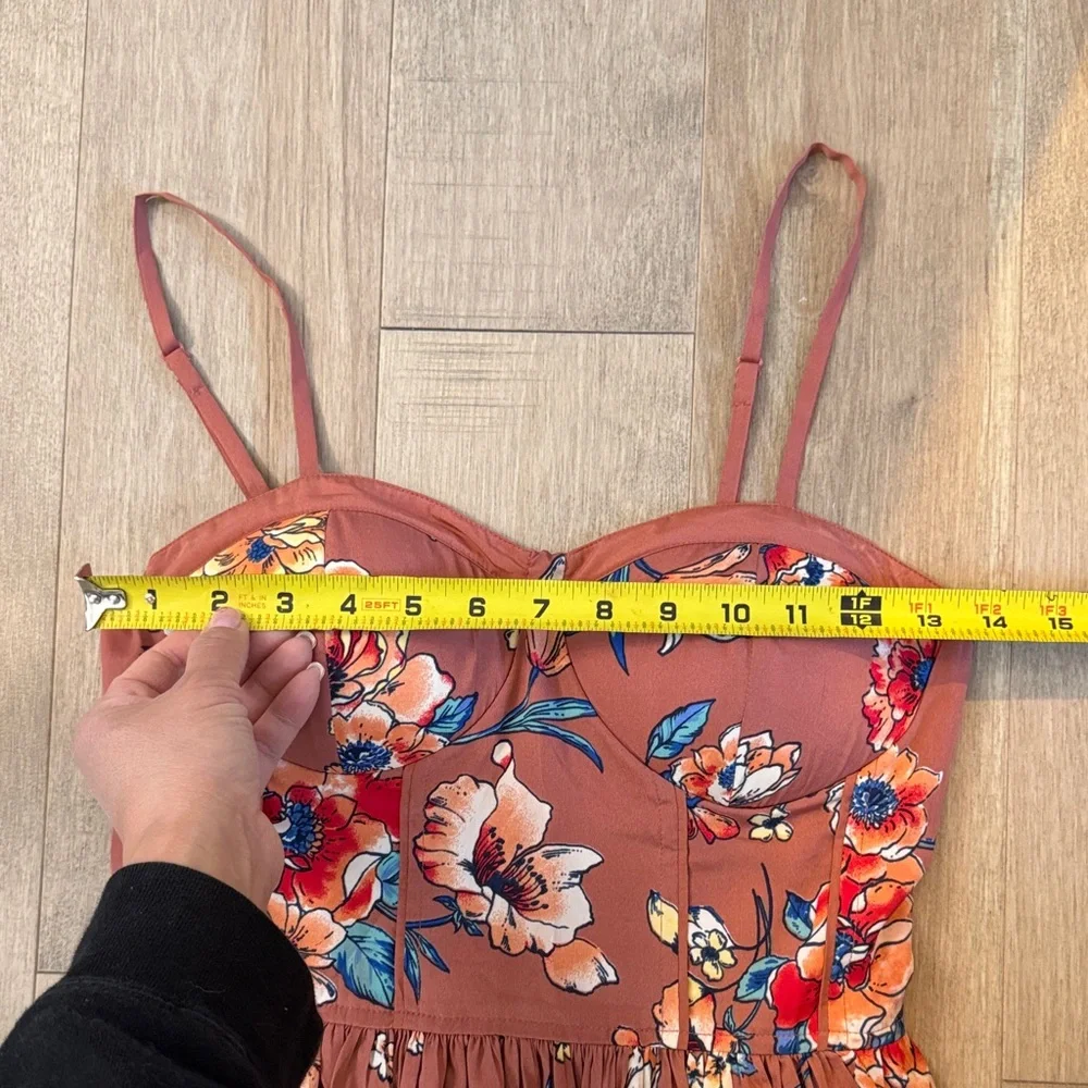 Floral Dress with pockets and adjustable straps. - Picture 10 of 12